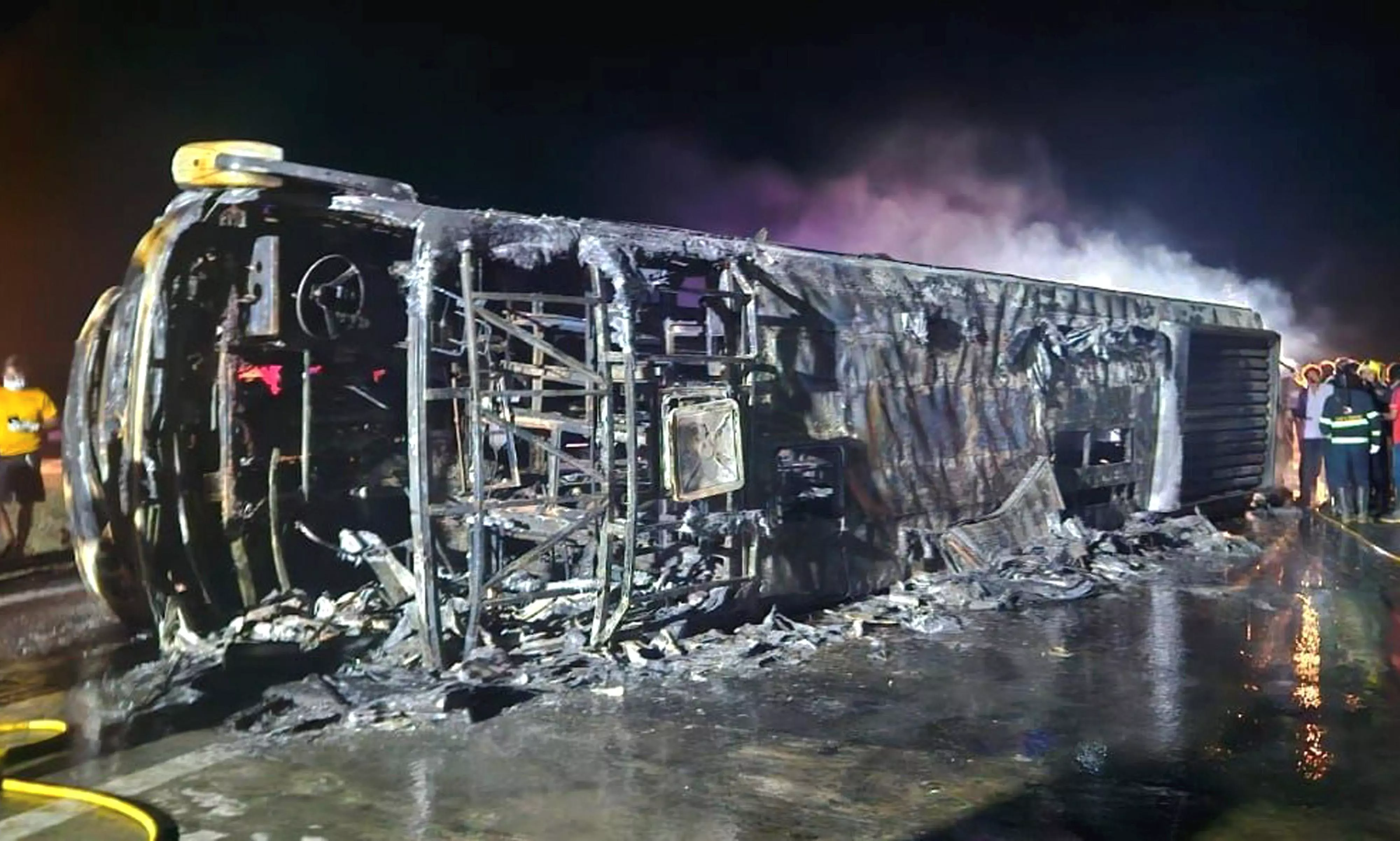 சொகுசு பஸ் கவிழ்ந்து தீப்பிடித்த விபத்து: மது போதையில் 25 பயணிகளின் உயிரை பறித்த டிரைவர் - விசாரணையில் அதிர்ச்சி தகவல்