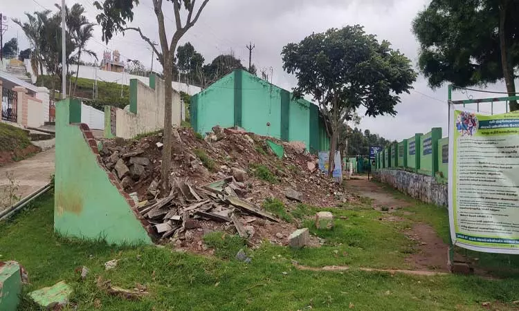 கோத்தகிரி அருகே  அரசு பள்ளியில் குவிந்து கிடக்கும் கட்டிடக்கழிவுகள்-உடனடியாக அகற்ற மாணவர்கள், பெற்றோர் கோரிக்கை