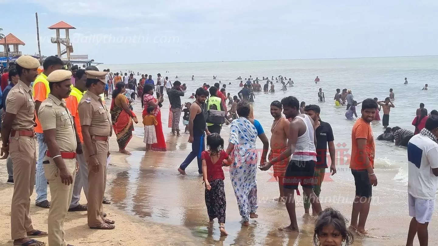 வேளாங்கண்ணியில் குவிந்த சுற்றுலா பயணிகள்