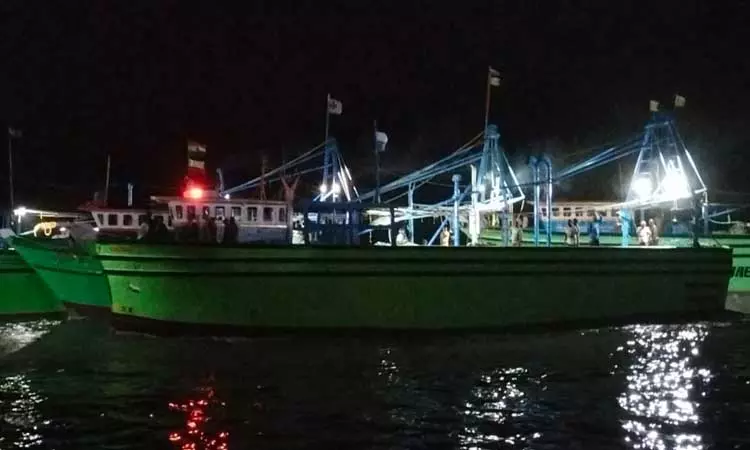 3 நாட்களுக்கு பிறகு தூத்துக்குடி மீனவர்கள் கடலுக்கு சென்றனர் 3 நாட்களுக்கு பிறகு தூத்துக்குடி மீனவர்கள் கடலுக்கு சென்றனர்