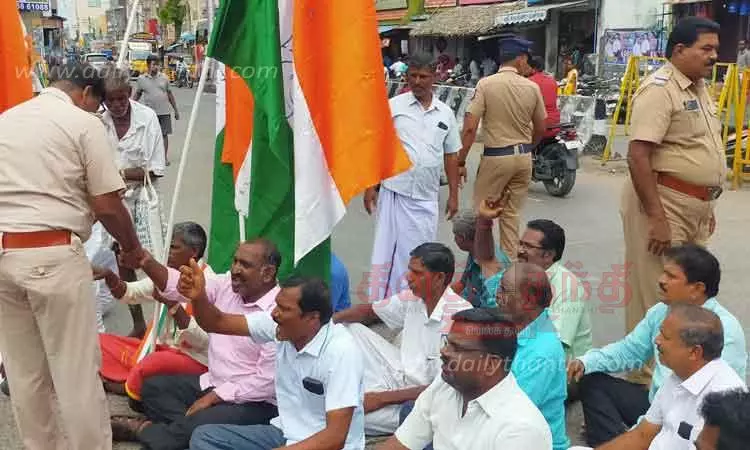 காங்கிரஸ் கட்சியினர் சாலை மறியல்