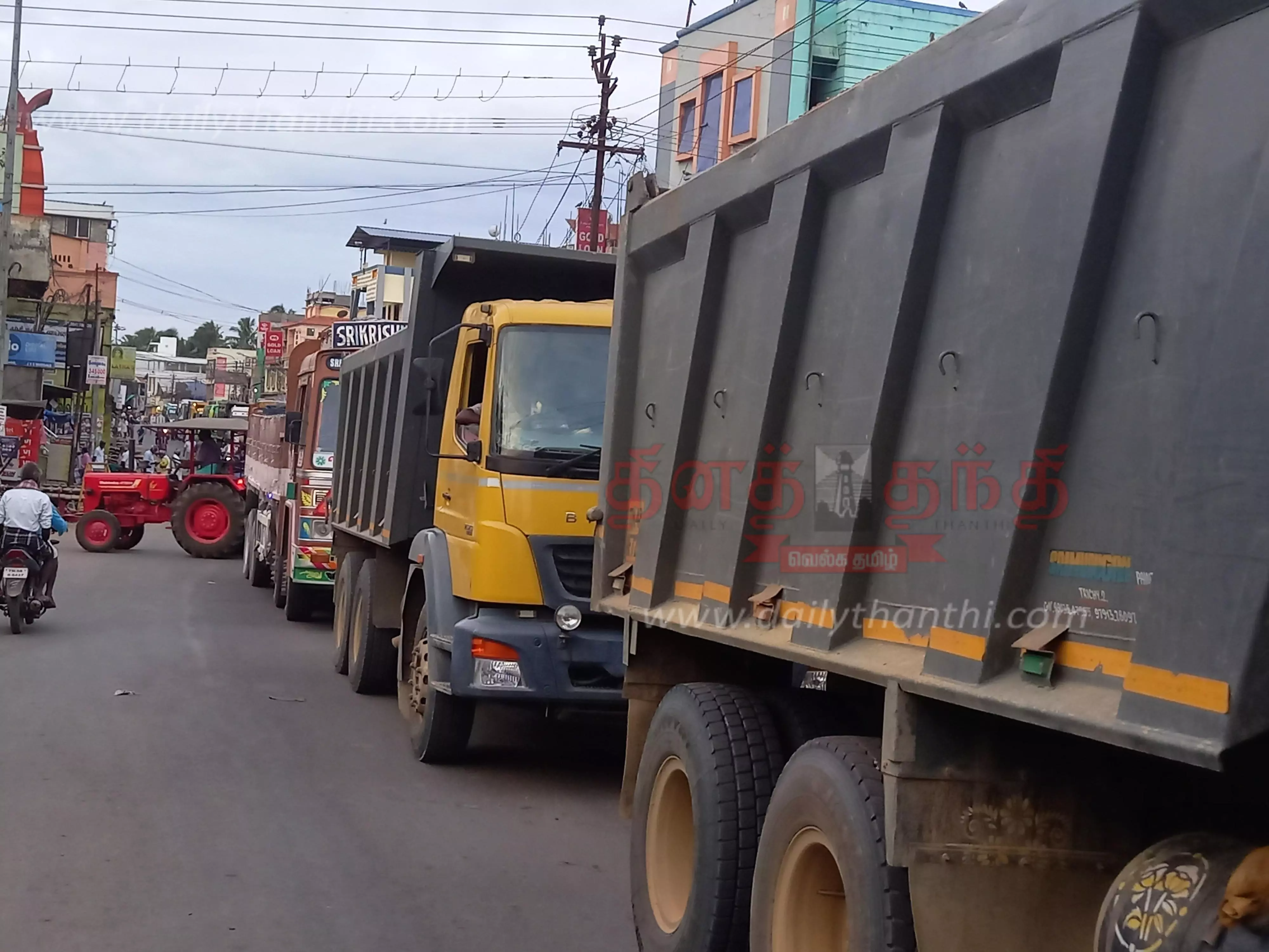 1 மணி நேரம் ரெயில்வே கேட் மூடப்பட்டது