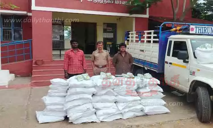 வேனில் கடத்திய 34 மூடை புகையிலை பொருட்கள் பறிமுதல்