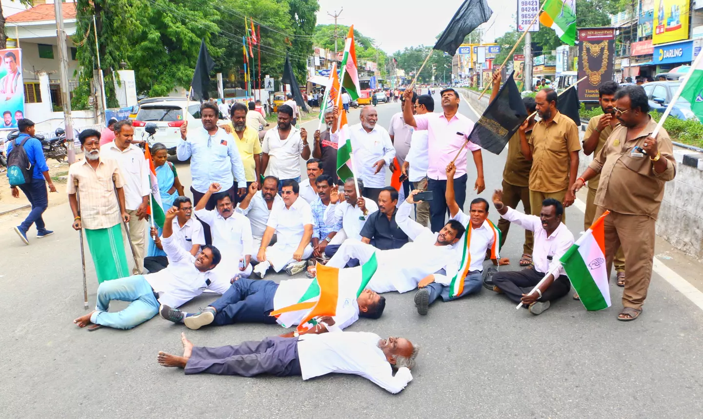 காங்கிரஸ் கட்சியினர் சாலை மறியல்