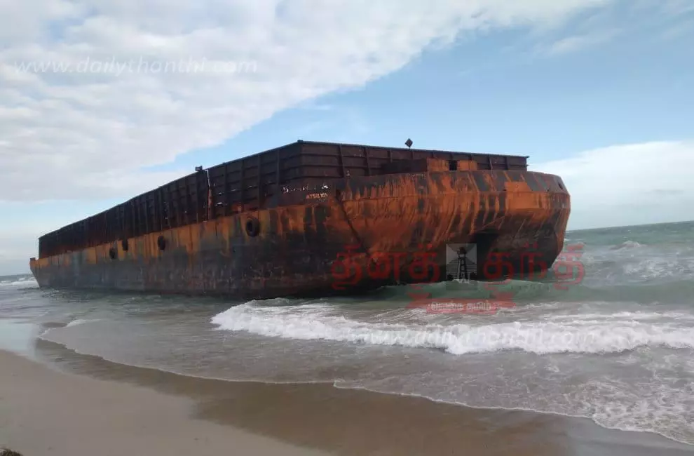 இலங்கை மன்னார் பகுதியில் கரை ஒதுங்கிய சரக்கு கப்பலால் பரபரப்பு