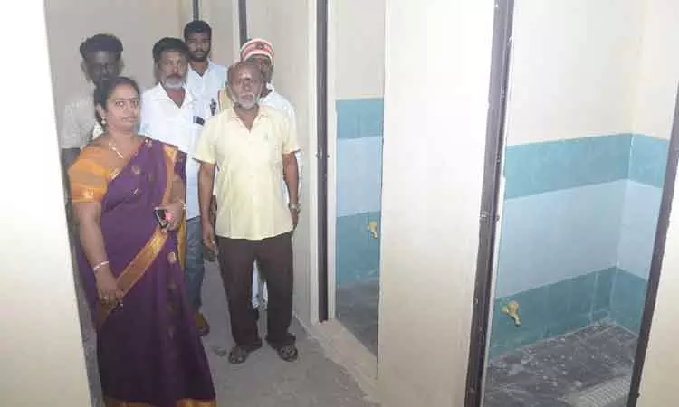புதிய கழிப்பறை கட்டிடங்களை மேயர் ஆய்வு