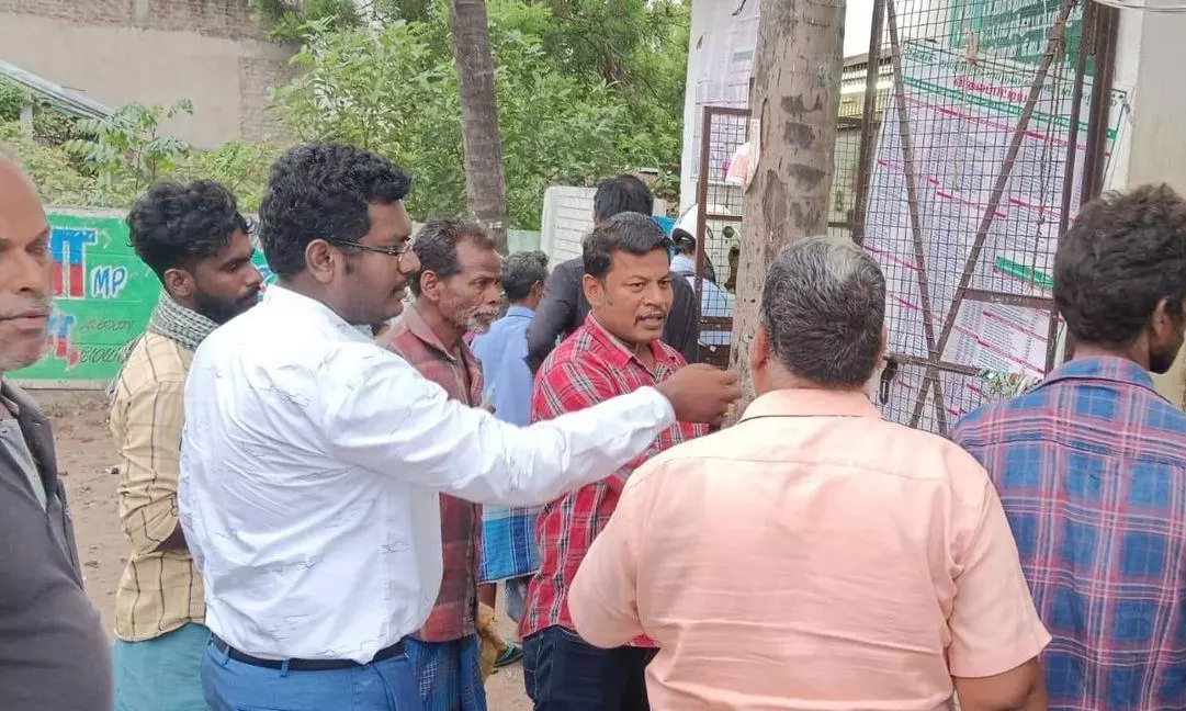 கூட்டம் அதிகரிப்பதற்குள் மதுபாட்டில் வாங்க வேண்டும்:ஆய்வு என்ற பெயரில்எங்கள் நேரத்தை வீணாக்காதீர்கள்டாஸ்மாக் கடையில் அதிகாரிகளிடம் மதுபிரியர்கள் வாக்குவாதம் கூட்டம் அதிகரிப்பதற்குள் மதுபாட்டில் வாங்க வேண்டும்:ஆய்வு என்ற பெயரில்எங்கள் நேரத்தை வீணாக்காதீர்கள்டாஸ்மாக் கடையில் அதிகாரிகளிடம் மதுபிரியர்கள் வாக்குவாதம்