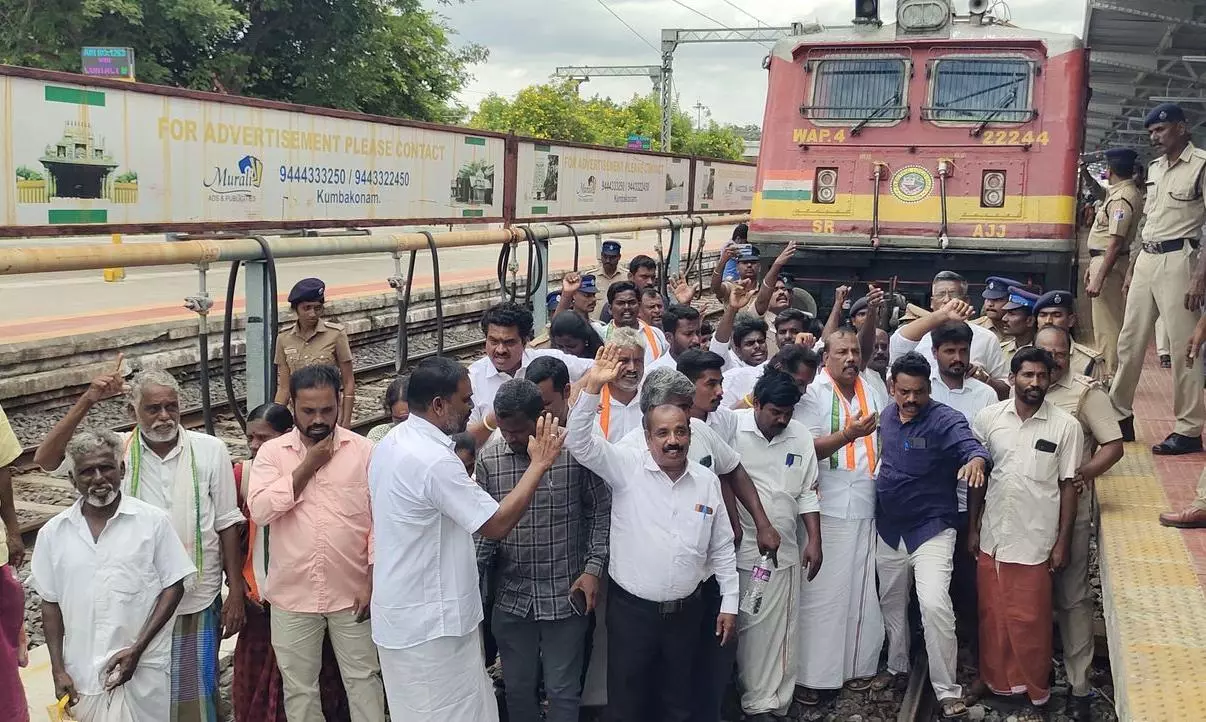 காங்கிரஸ் கட்சியினர் ரெயில் மறியல் போராட்டம் காங்கிரஸ் கட்சியினர் ரெயில் மறியல் போராட்டம்