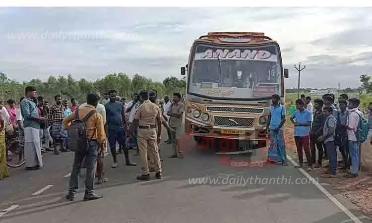 இளம்பெண்ணுடன் டிரைவர் காதல்: தனியார் பஸ்சை சிறைபிடித்த உறவினர்கள்