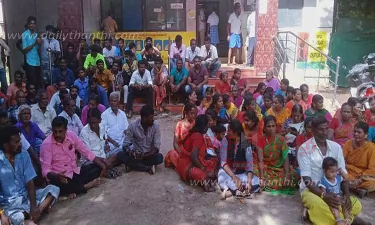 முக்கூடல் பேரூராட்சி அலுவலகத்தில் பொதுமக்கள் போராட்டம்