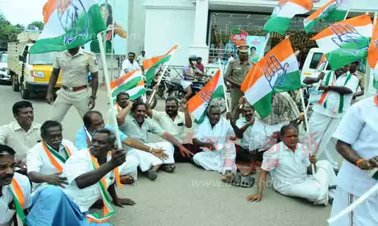 காங்கிரஸ் கட்சியினர்  ஆர்ப்பாட்டம்