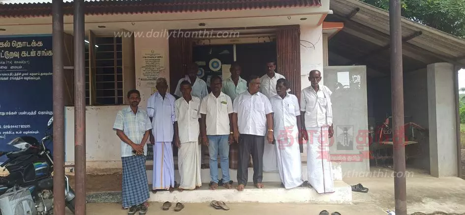 6 ஆண்டுகளாக பயிர்க்கடன் வழங்காததை கண்டித்துகூட்டுறவு சங்கத்தை விவசாயிகள் முற்றுகைஓமலூர் அருகே பரபரப்பு