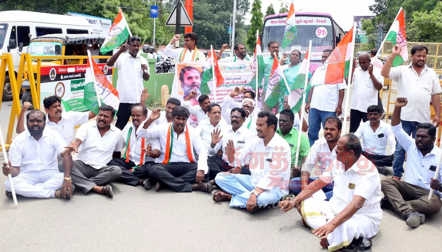 ராகுல்காந்தி மேல்முறையீடு மனு தள்ளுபடி:சேலத்தில் காங்கிரசார் சாலைமறியல்ஆத்தூரில் தரையில் படுத்து போராட்டம் நடத்தியதால் பரபரப்பு