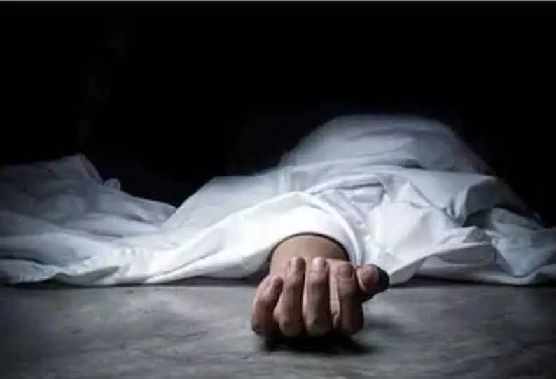 விளைவித்த மக்காச்சோளத்தை காய வைக்க சென்ற போதுடிராக்டரில் மின்சாரம் பாய்ந்து விவசாயி பலிவாழப்பாடி அருகே பரிதாபம்