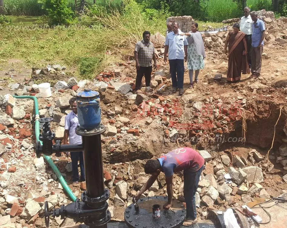 ஓமலூர் கோல்காரன்வளைவு அருகேஉடைந்த கூட்டுக்குடிநீர் குழாய் வால்வு சீரமைக்கப்பட்டது