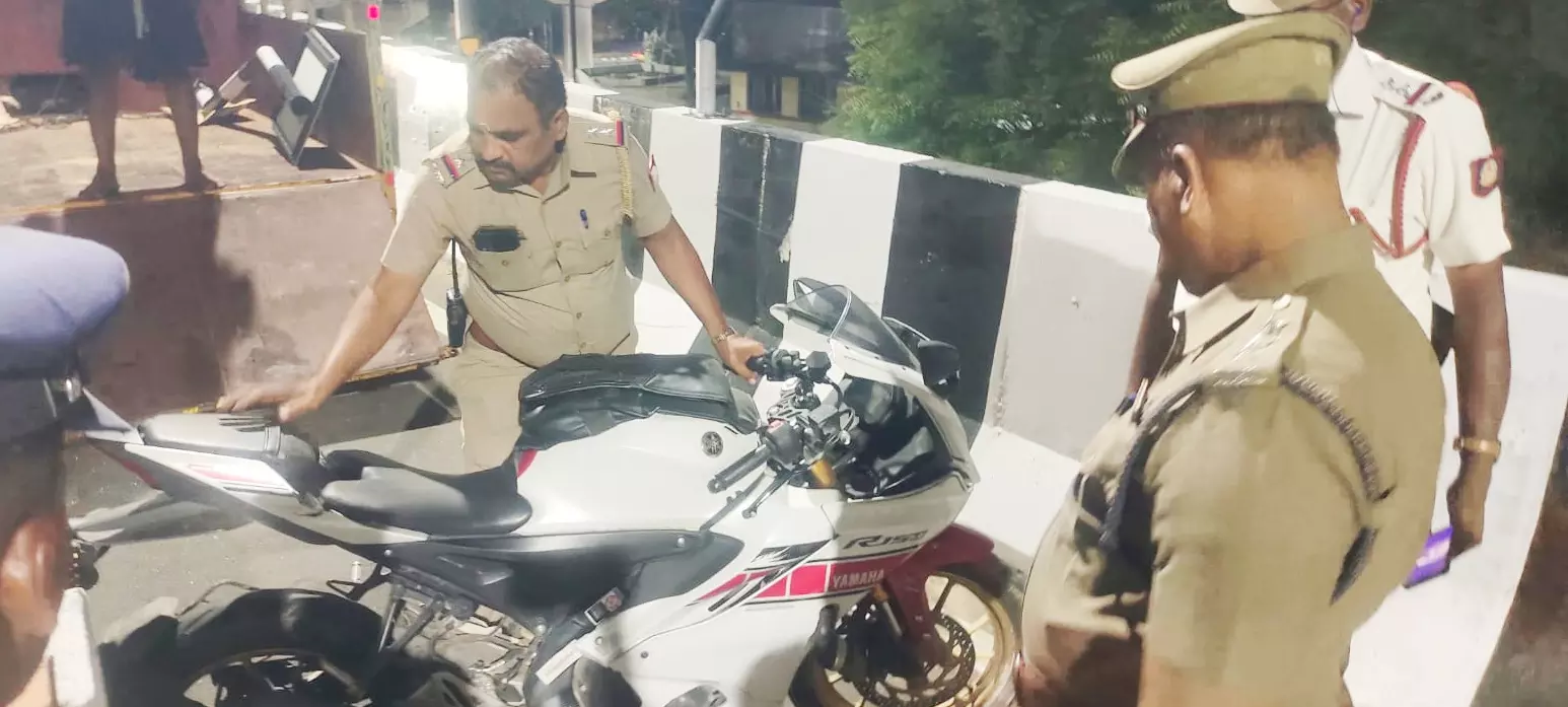 மோட்டார் சைக்கிளில் சென்ற ஐ.டி.ஊழியர் உள்பட 2 பேர் பலி