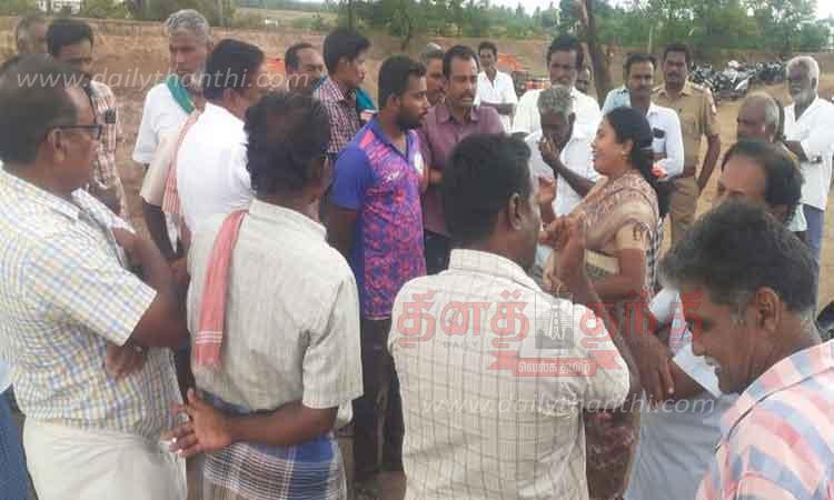 கீழ்பவானி வாய்க்காலில் நடைபெற்ற கான்கிரீட் பணியை தடுத்து நிறுத்திய விவசாயிகள்