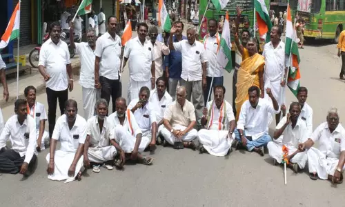 தூத்துக்குடியில் காங்கிரசார் சாலை மறியல்:31 பேர் கைது தூத்துக்குடியில் காங்கிரசார் சாலை மறியல்:31 பேர் கைது