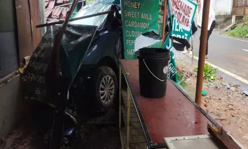 மேல் கூடலூரில் கடைக்குள் புகுந்த கார்-சுற்றுலா பயணிகள் 4 பேர் காயம் மேல் கூடலூரில் கடைக்குள் புகுந்த கார்-சுற்றுலா பயணிகள் 4 பேர் காயம்