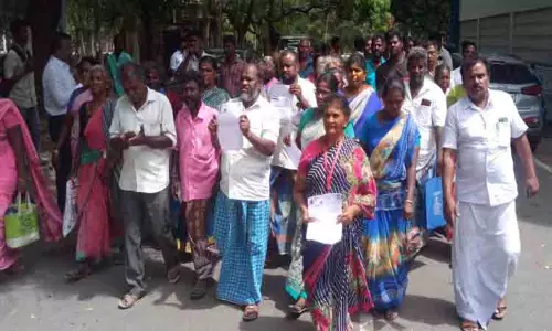 வாரச்சந்தையை மூடுவதை கண்டித்து கலெக்டர் அலுவலகம் முற்றுகை