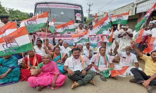 காங்கிரஸ் கட்சியினர் சாலை மறியல்