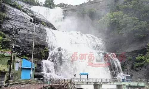 5 வட்டாரத்தில் பள்ளிகளுக்கு விடுமுறை; குற்றாலம் மெயின் அருவியில் குளிக்க தடை நீடிப்பு