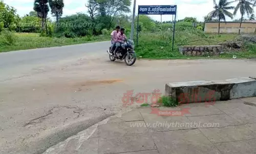 மோட்டார் சைக்கிளில் வேகமாக செல்லும் பள்ளி மாணவர்கள்