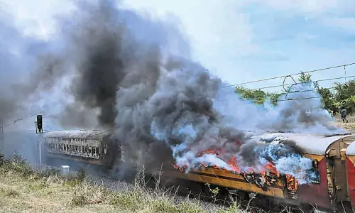 தெலுங்கானாவில் ஓடும் ரெயிலில் தீ விபத்து; பயணிகள் உயிர் தப்பினர் தெலுங்கானாவில் ஓடும் ரெயிலில் தீ விபத்து; பயணிகள் உயிர் தப்பினர்
