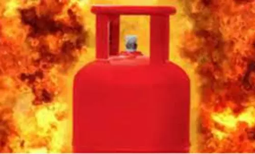 சிலிண்டர் மாற்றியபோது கியாஸ் கசிந்து தீ விபத்து