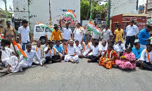 காங்கிரஸ் கட்சியினர் சாலை மறியல் காங்கிரஸ் கட்சியினர் சாலை மறியல்