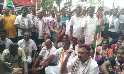 ராகுல்காந்தியின் மேல்முறையீட்டு மனு தள்ளுபடி: குமரியில் 3 இடங்களில் காங்கிரஸ் கட்சியினர் சாலை மறியல்-2 எம்.எல்.ஏ.க்கள் உள்பட 278 பேர் கைது