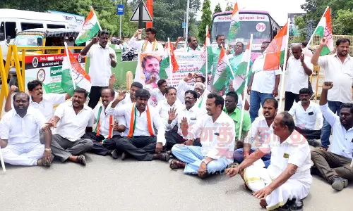 ராகுல்காந்தி மேல்முறையீடு மனு தள்ளுபடி:சேலத்தில் காங்கிரசார் சாலைமறியல்ஆத்தூரில் தரையில் படுத்து போராட்டம் நடத்தியதால் பரபரப்பு