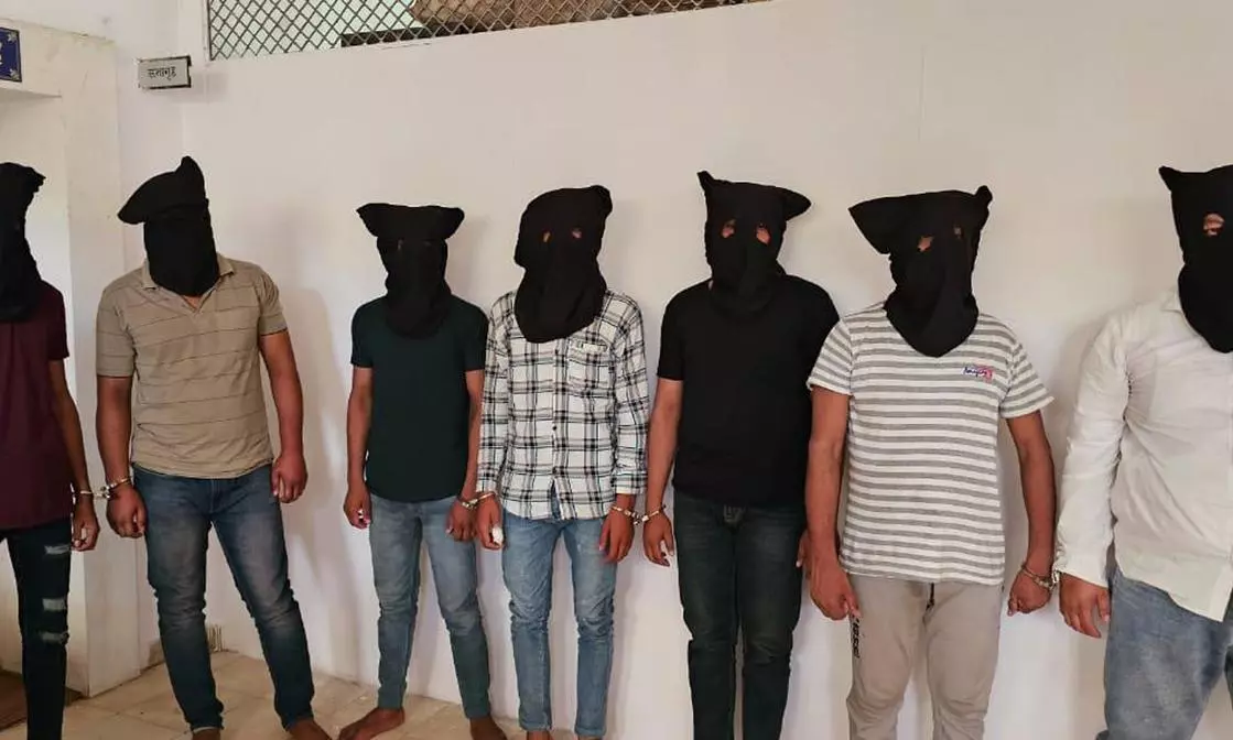 துப்பாக்கி முனையில் வாடிக்கையாளர்களிடம் பணம் பறிப்பு - போலி மசாஜ் பார்லர் நடத்திய 7 பேர் கொண்ட கும்பல் கைது