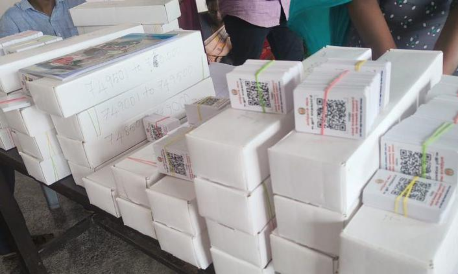 In Cuddalore, the work of sticking 'QR' line cards from house to house is  arranged for the public to easily avail the services of the corporation |  கடலூரில் வீடு, வீடாக 'கியூஆர்' கோடு