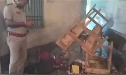 மேற்கு வங்காள பஞ்சாயத்து தேர்தல்; வாக்கு சாவடி சூறையாடல், வாக்கு சீட்டுகள் தீ வைத்து எரிப்பு