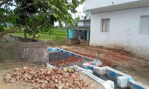 தலையாம்பள்ளத்தில் தேங்கி இருந்த கழிவுநீர் அகற்றம்