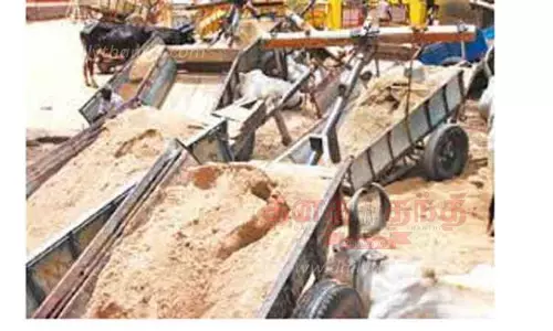 மணல் கடத்தி வந்த 5 மாட்டு வண்டிகள் பறிமுதல்