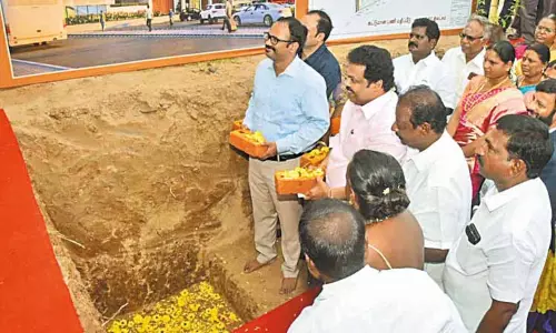 திருவள்ளூரில் ரூ.33 கோடியில் புதிய பஸ் நிலைய கட்டிடம் - கலெக்டர் அடிக்கல் நாட்டினார்