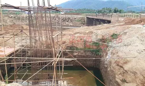 ராட்சத தூண்கள் அமைக்கும் பணி தொடங்கியது