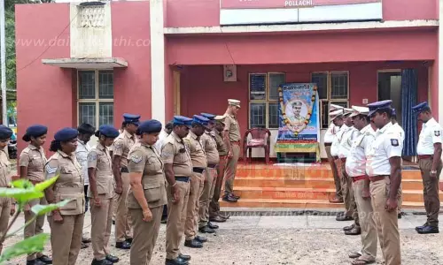 பொள்ளாச்சியில் போலீசார் அஞ்சலி