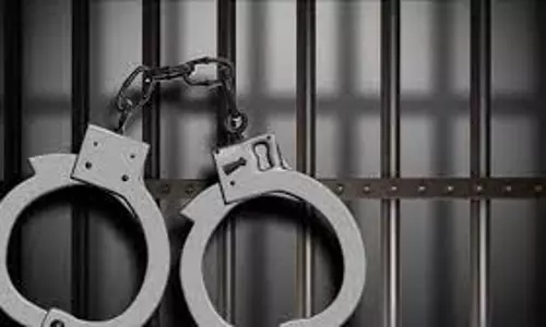 புனேயில் போலீசாரை நோக்கி துப்பாக்கியால் சுட்ட கும்பல் - 5 பேரை மடக்கி பிடித்தனர் புனேயில் போலீசாரை நோக்கி துப்பாக்கியால் சுட்ட கும்பல் - 5 பேரை மடக்கி பிடித்தனர்
