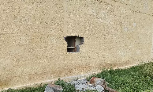 மளிகைக்கடை சுவரில் துளையிட்டு பணம், சிகரெட் கொள்ளை மளிகைக்கடை சுவரில் துளையிட்டு பணம், சிகரெட் கொள்ளை