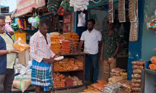 தர்மபுரியில்தின்பண்ட விற்பனை கடைகளில் உணவு பாதுகாப்பு அதிகாரி ஆய்வு தர்மபுரியில்தின்பண்ட விற்பனை கடைகளில் உணவு பாதுகாப்பு அதிகாரி ஆய்வு