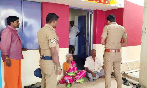 பட்டா நில கட்டிடங்கள் அகற்றப்படுவதை நிறுத்தகோரிமானியதஅள்ளி ஊராட்சி அலுவலகத்தில் கடை உரிமையாளர்கள் தர்ணா