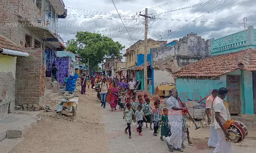 திருப்பாலைக்குடி அரசு பள்ளிக்கு கல்வி சீர்வரிசை