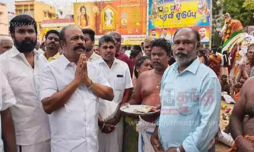 எம்.சூரக்குடி புரவி எடுப்பு திருவிழாவில் அமைச்சர் கே.ஆர்.பெரியகருப்பன் சாமி தரிசனம் எம்.சூரக்குடி புரவி எடுப்பு திருவிழாவில் அமைச்சர் கே.ஆர்.பெரியகருப்பன் சாமி தரிசனம்