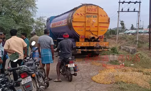 மல்லூர் அருகே மாம்பழக்கழிவுகளை ஏரிக்கரையில்  கொட்டிய லாரி சிறைபிடிப்பு