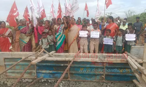 ஆவடத்தூர் ஊராட்சியில் தரமாக பாலம் கட்டக்கோரி மாதர் சங்கத்தினர் ஆர்ப்பாட்டம்