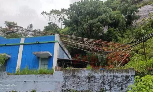 செல்போன் கோபுரம் முறிந்து விழுந்தது