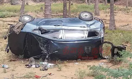 மின்கம்பத்தில் கார் மோதி உருண்டதில் சிறுவன் பலி